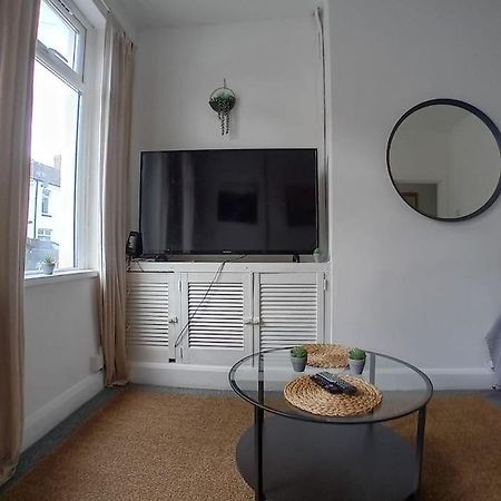 Large Family Home Central Location 3 Double Bedrooms And 1 Single Bedroom Cardiff Bagian luar foto