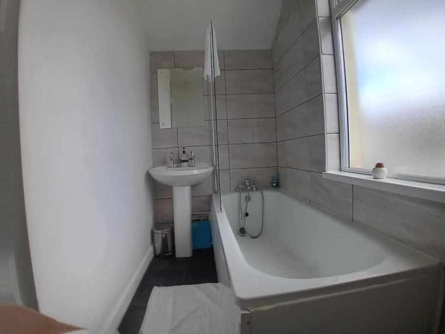 Large Family Home Central Location 3 Double Bedrooms And 1 Single Bedroom Cardiff Bagian luar foto