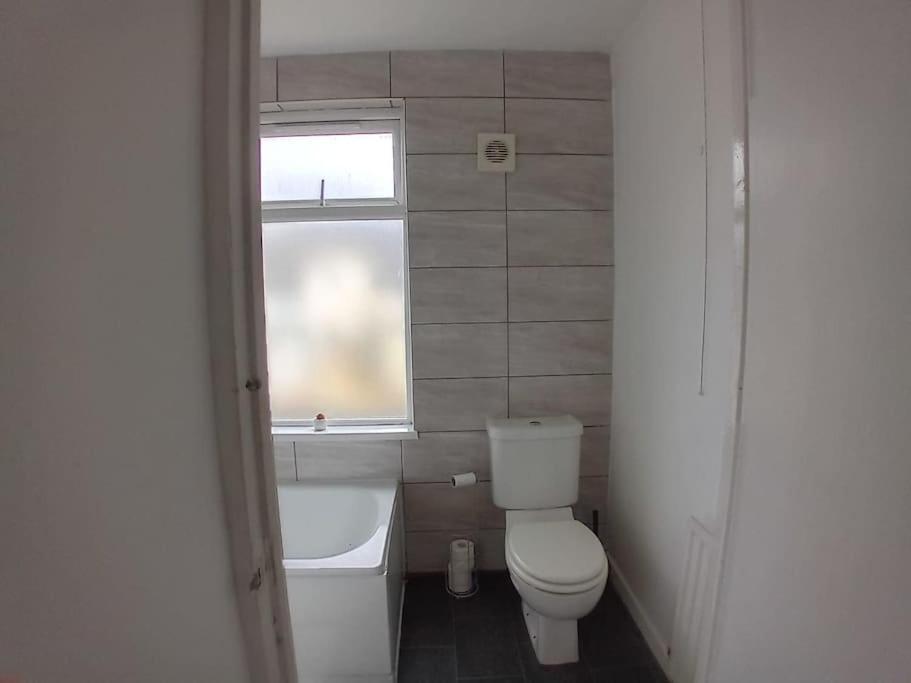 Large Family Home Central Location 3 Double Bedrooms And 1 Single Bedroom Cardiff Bagian luar foto