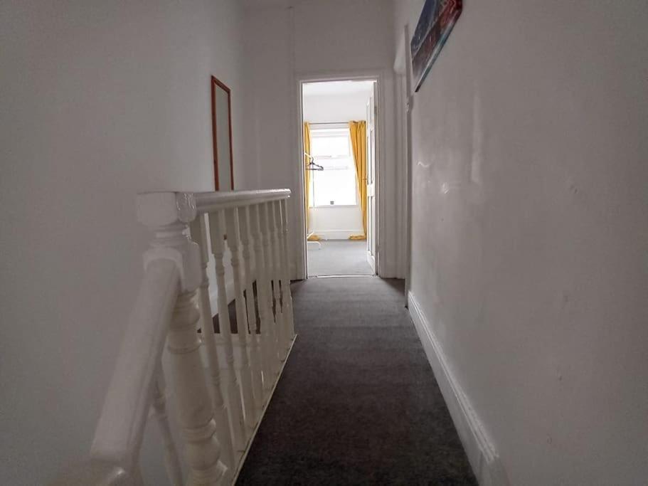Large Family Home Central Location 3 Double Bedrooms And 1 Single Bedroom Cardiff Bagian luar foto