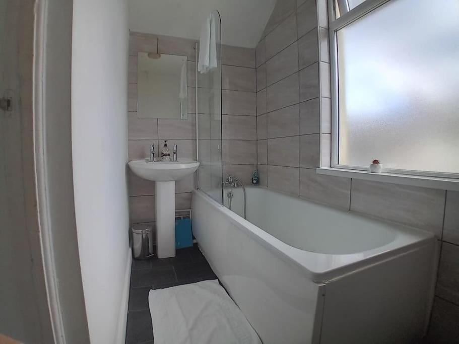 Large Family Home Central Location 3 Double Bedrooms And 1 Single Bedroom Cardiff Bagian luar foto